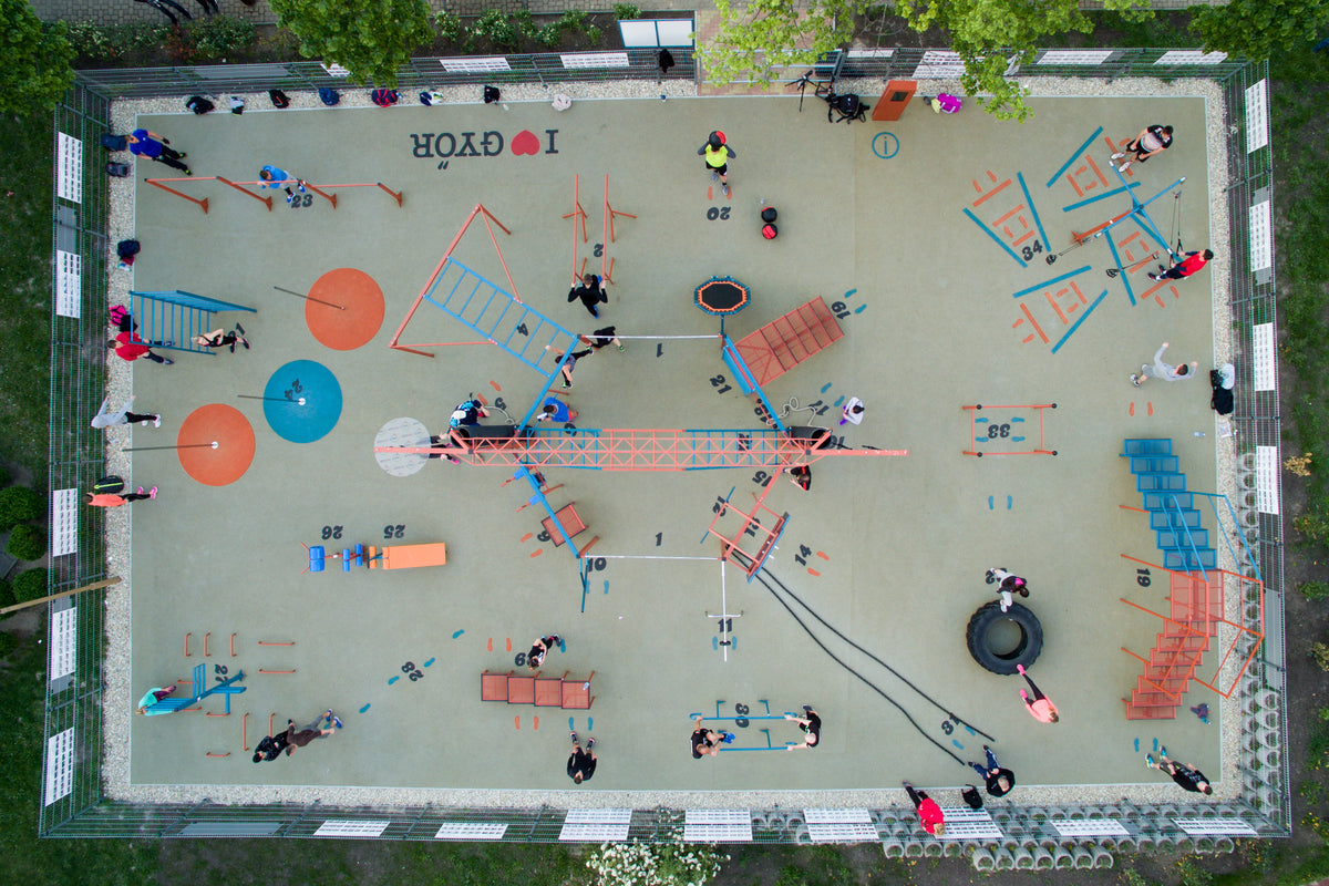 Győr, Barátság Park – ABS Fitness Park teljes felülnézeti drónképe használat közben