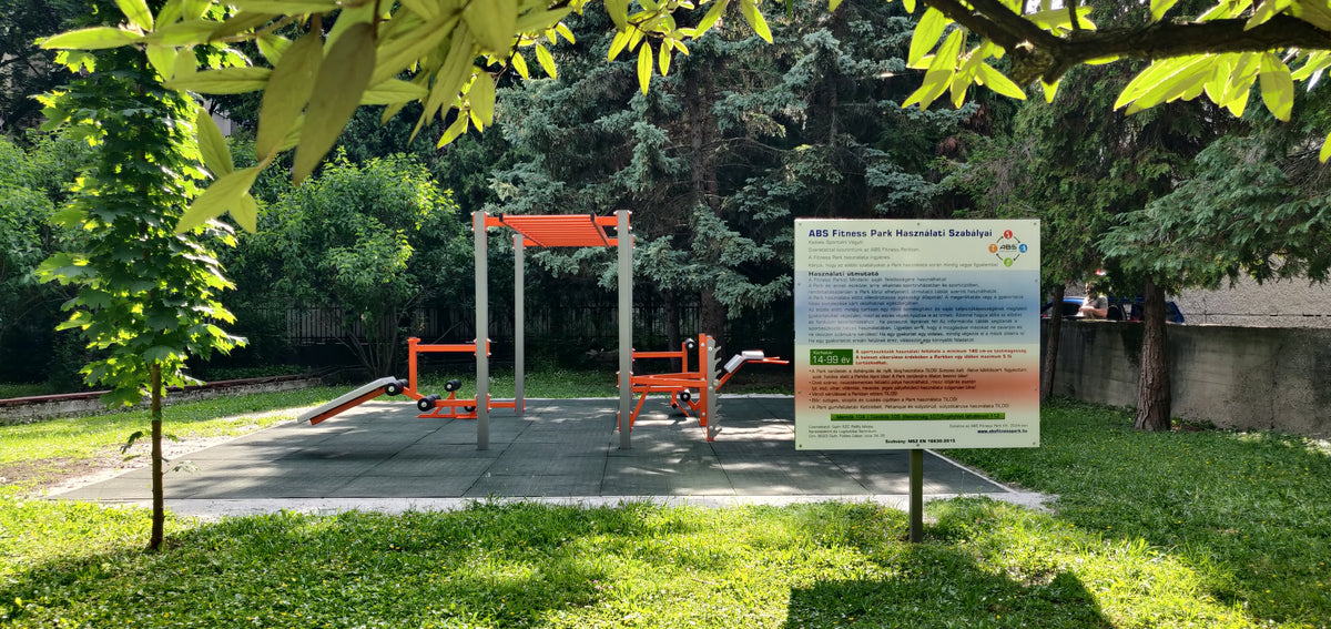 Győr, GYSZC Pálffy – ABS Fitness Park információs táblával és sporteszközökkel
