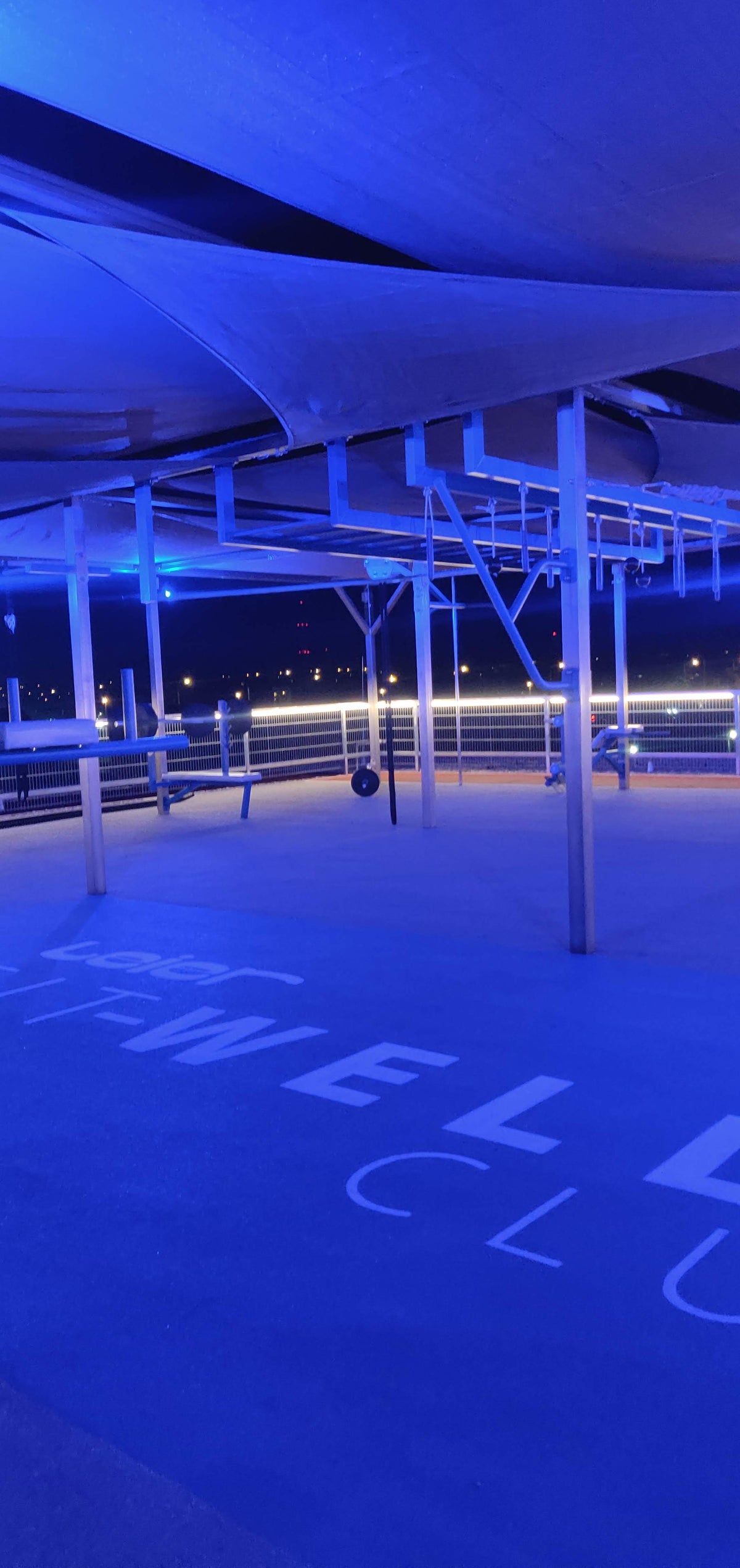 Győr, Leier Fit-Well – tetőtéri ABS Fitness Park kék esti világítással és fedett funkcionális edzőtérrel