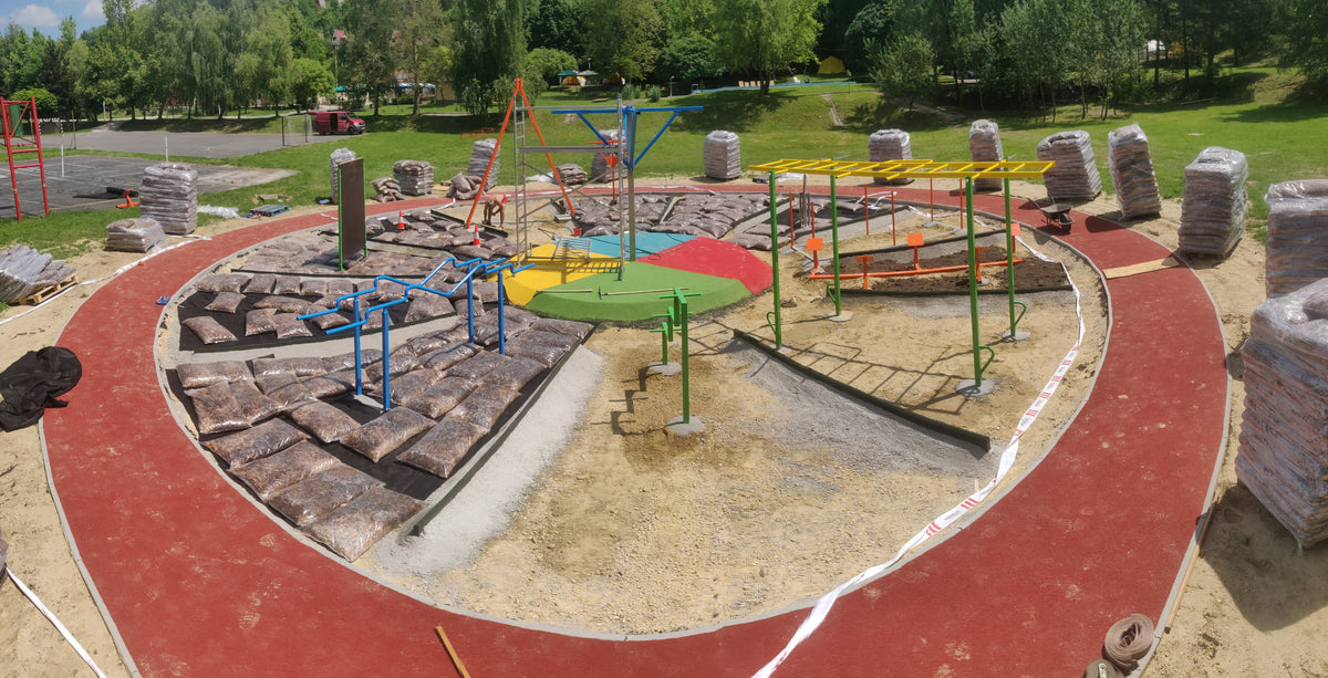 Győrújbarát Gyermektábor – HajszaPark mulcsozás és burkolati kialakítás közben