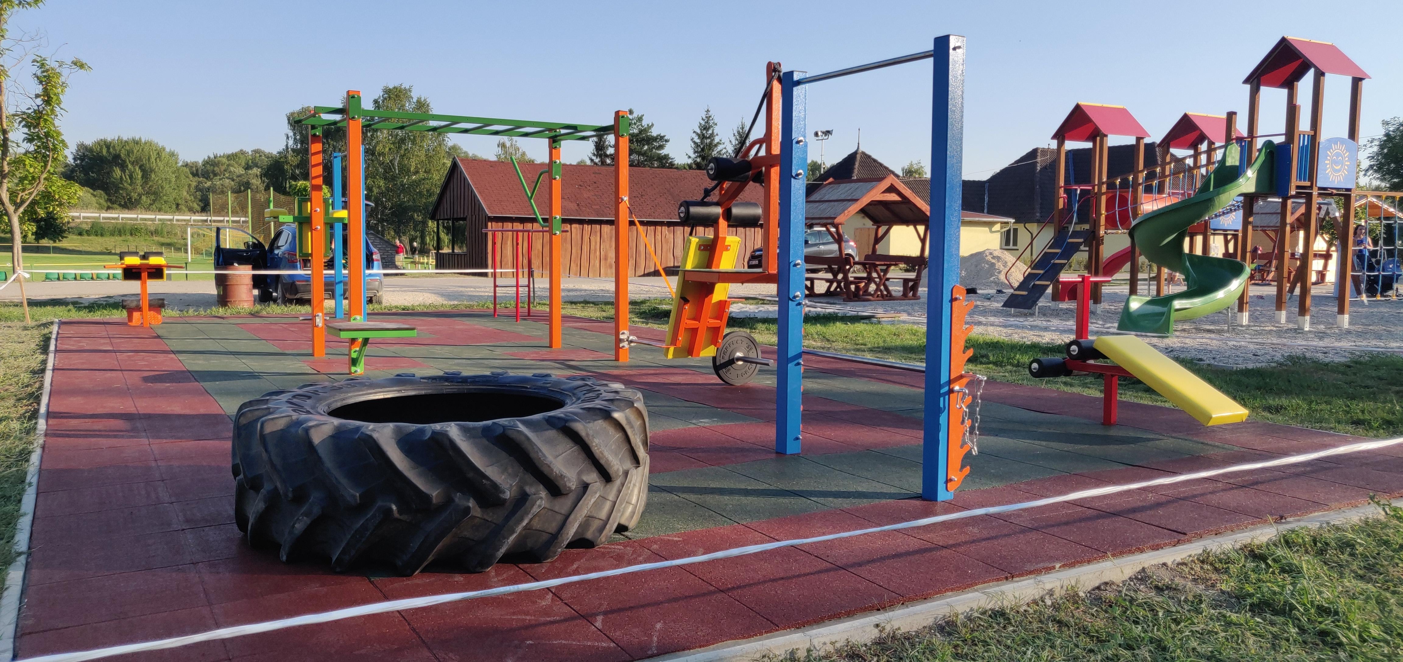 Kültéri edzőpark vállalati környezetben