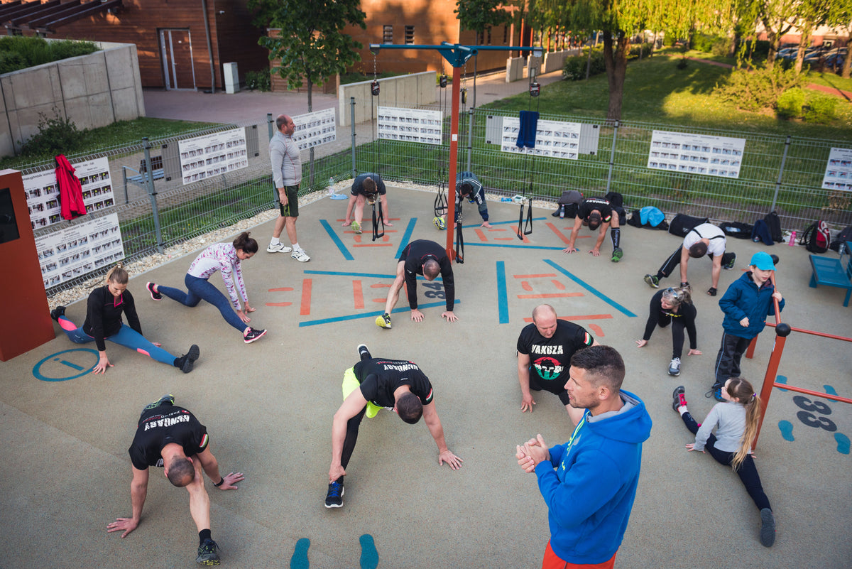 Győr, Barátság Park – csoportos edzés az ABS Fitness Parkban, információs táblákkal