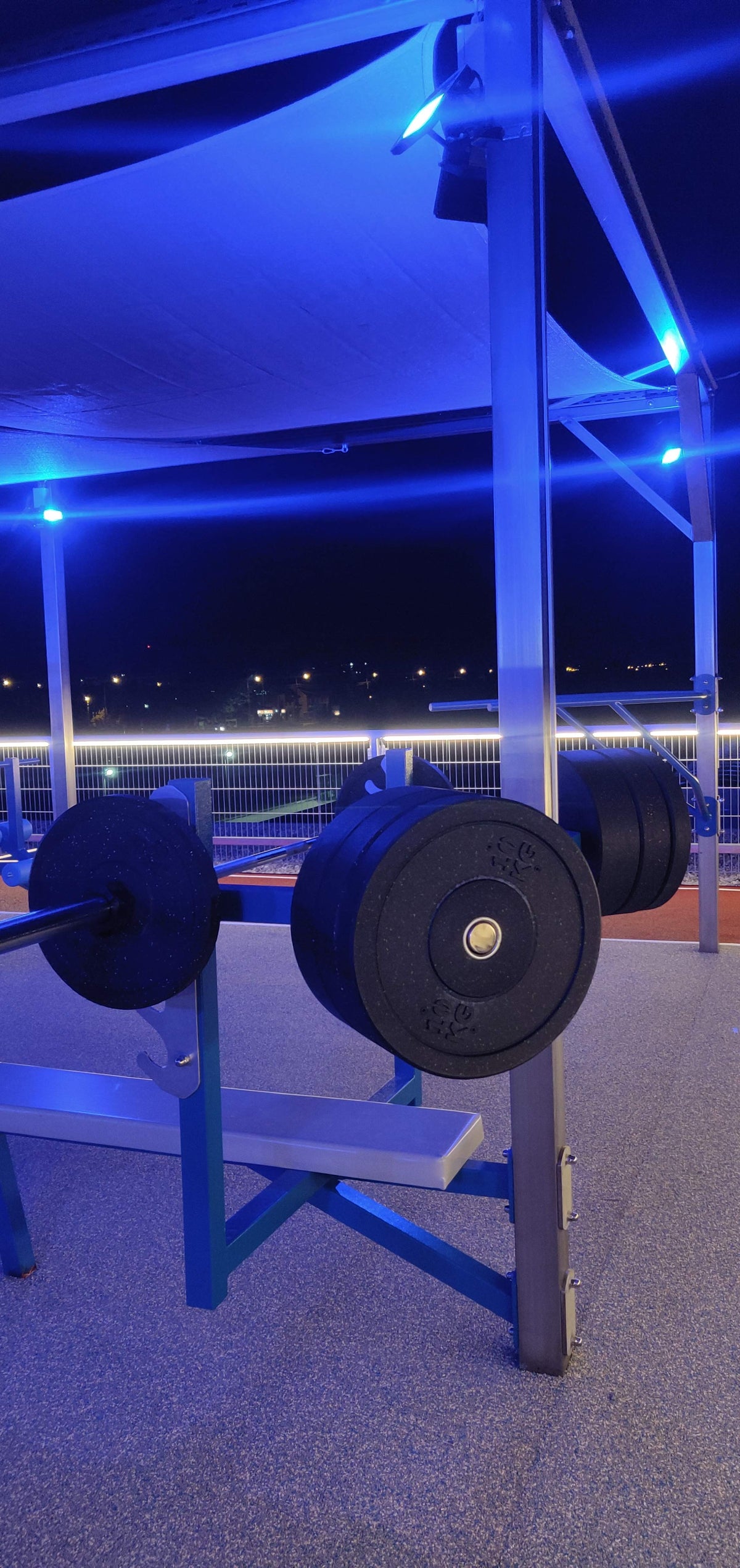 Győr, Leier Fit-Well – tetőtéri ABS Fitness Park súlyzós állomása kék esti világításban