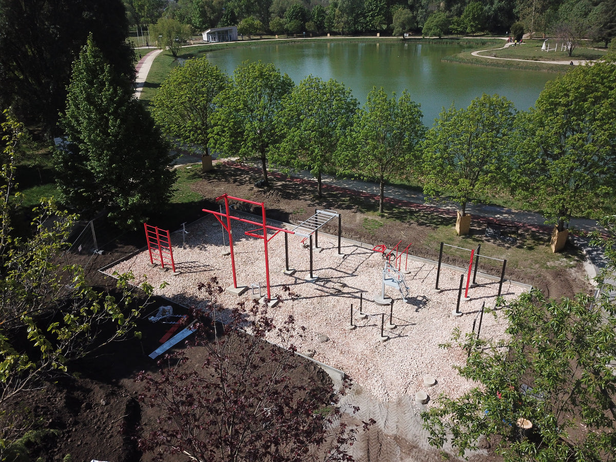 Tatabánya Csónakázó-tó ABS Fitness Park – murvázott alépítmény és telepített szerkezetek drónnézetből