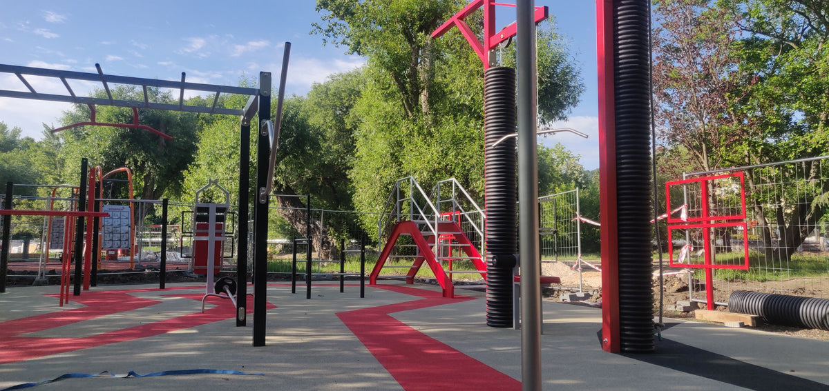 Tatabánya Csónakázó-tó ABS Fitness Park – helyszínen öntött EPDM fedőréteg kivitelezés közben