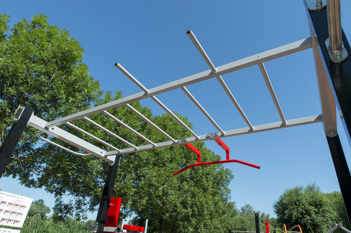 Tatabánya ABS Fitness Park – húzódzkodó tüske